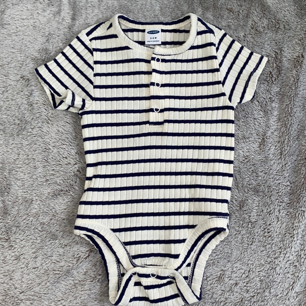 Old navy- onesie- 3-6m